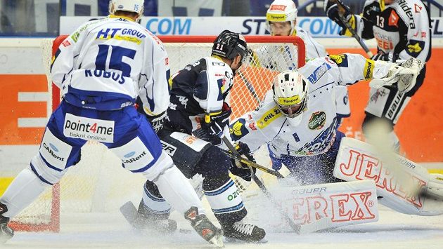 Rudolf Huna z Vítkovic dotírá na brněnského brankáře Marka Čiliaka. Vlevo Petr Kuboš z Komety. Rudolf Huna z Vítkovic dotírá na brněnského brankáře Marka Čiliaka. Vlevo Petr Kuboš z Komety.