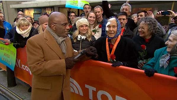 Poraněná Američanka Joy Johnsonová po posledním maratónu, kde ji gratuloval Al Roker. Pár hodin poté zemřela. Poraněná Američanka Joy Johnsonová po posledním maratónu, kde ji gratuloval Al Roker. Pár hodin poté zemřela.