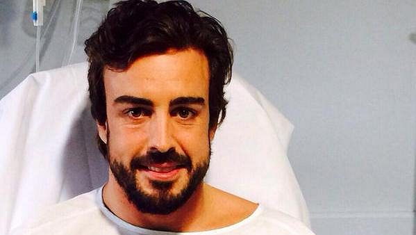 Fernando Alonso pozdravil fanoušky z nemocničního lůžka. Fernando Alonso pozdravil fanoušky z nemocničního lůžka.