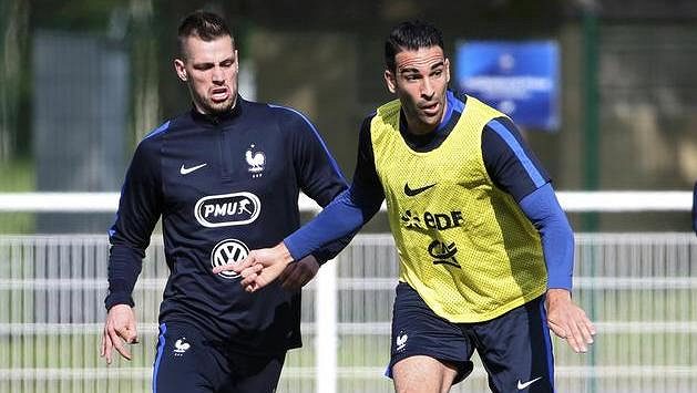 Z přípravy Francouzů: Morgan Schneiderlin (vlevo) a Adil Rami. Z přípravy Francouzů: Morgan Schneiderlin (vlevo) a Adil Rami.
