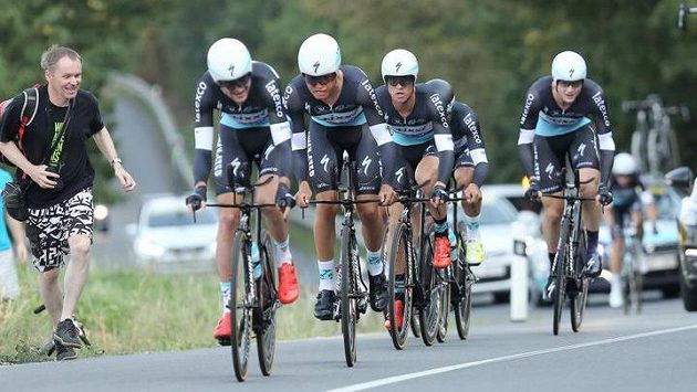 Tým Etixx-Quick-Step na ilustračním snímku během časovky družstev závodu Czech Cycling Tour. Tým Etixx-Quick-Step na ilustračním snímku během časovky družstev závodu Czech Cycling Tour.