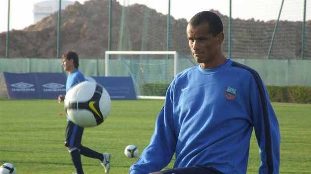 Slavný Brazilec Rivaldo si v Dubaji zatrénoval hned po fotbalistech Slavie. Slavný Brazilec Rivaldo si v Dubaji zatrénoval hned po fotbalistech Slavie.