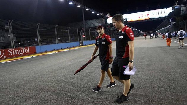 Pilot stáje formule 1 Marussia Timo Glock (vlevo) na okruhu Marina Bay v Sigapuru. Pilot stáje formule 1 Marussia Timo Glock (vlevo) na okruhu Marina Bay v Sigapuru.