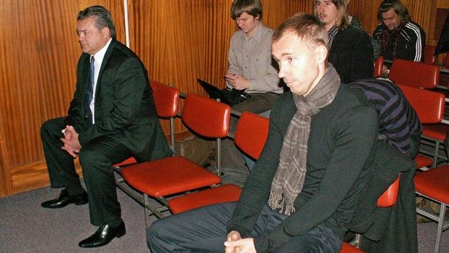 Někdejší brankář Olomouce Petr Drobisz (vpravo) a prezident FK Bohemians Praha Karel Kapr u soudu. Někdejší brankář Olomouce Petr Drobisz (vpravo) a prezident FK Bohemians Praha Karel Kapr u soudu.