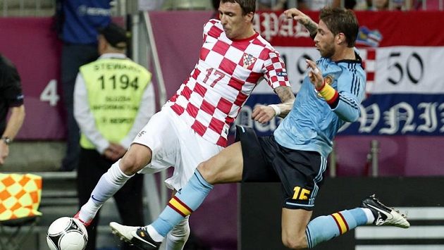 Chorvat Mario Mandžukič (vlevo) na Euru v souboji se Španělem Sergio Ramosem. Chorvat Mario Mandžukič (vlevo) na Euru v souboji se Španělem Sergio Ramosem.