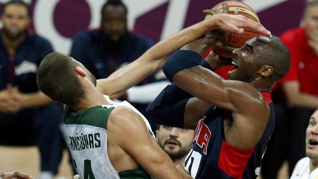 Zápas basketbalistů USA a Litvy se změnil v lítou bitvu. Na snímku se přetahují o míč Kobe Bryant (vpravo) a Jonas Valanciunas. Zápas basketbalistů USA a Litvy se změnil v lítou bitvu. Na snímku se přetahují o míč Kobe Bryant (vpravo) a Jonas Valanciunas.