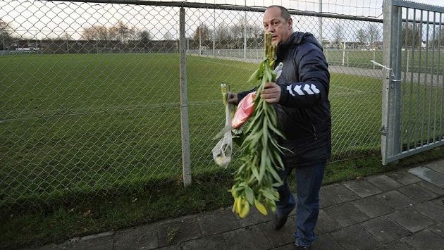Na místo tragédie nosí lidé květiny. Na místo tragédie nosí lidé květiny.