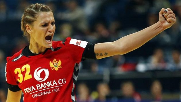 Katarina Bulatovičová z Černé Hory slaví triumf ve finále evropského šampionátu házenkářek nad Norskem Katarina Bulatovičová z Černé Hory slaví triumf ve finále evropského šampionátu házenkářek nad Norskem