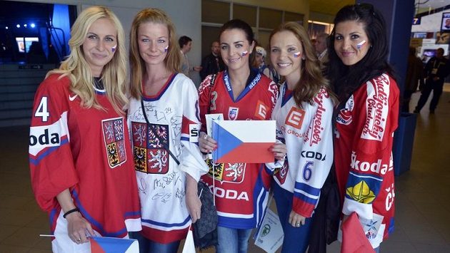 České obránce podpořily v hledišti také jejich partnerky (zleva) Soňa Blaťáková, přítelkyně Jakuba Nakládala Andrea, přítelkyně Lukáše Krajíčka Tereza, Michaela Mojžíšová a Petra Čáslavová. České obránce podpořily v hledišti také jejich partnerky (zleva) Soňa Blaťáková, přítelkyně Jakuba Nakládala Andrea, přítelkyně Lukáše Krajíčka Tereza, Michaela Mojžíšová a Petra Čáslavová.