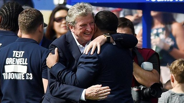 Roy Hodgson a majitel Queens Park Rangers Tony Fernandes na archivním snímku. Roy Hodgson a majitel Queens Park Rangers Tony Fernandes na archivním snímku.