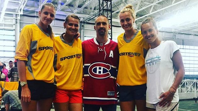 České tenistky (zleva) Karolína Plíšková, Lucie Šafářová, Petra Kvitová a Barbora Strýcová s hokejistou Tomášem Plekancem (uprostřed) před turnajem v Torontu. České tenistky (zleva) Karolína Plíšková, Lucie Šafářová, Petra Kvitová a Barbora Strýcová s hokejistou Tomášem Plekancem (uprostřed) před turnajem v Torontu.