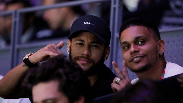 Neymar (v kšiltovce) při sledování Davis Cupu v Madridu. Neymar (v kšiltovce) při sledování Davis Cupu v Madridu.