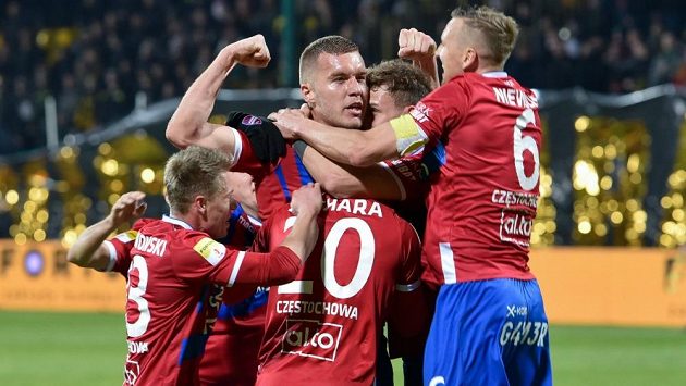 Český obránce Tomáš Petrášek se raduje se spoluhráči. Český obránce Tomáš Petrášek se raduje se spoluhráči.