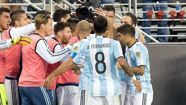 Radost Argentinců po gólu Ángela Di Maríi proti Chile. Lionel Messi (ve skupině) byl jen náhradníkem. Radost Argentinců po gólu Ángela Di Maríi proti Chile. Lionel Messi (ve skupině) byl jen náhradníkem.