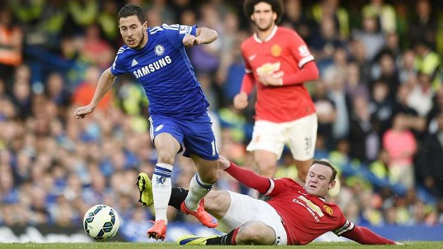 Hrdina Chelsea Eden Hazard (vlevo) a Wayne Rooney z Manchesteru United. Hrdina Chelsea Eden Hazard (vlevo) a Wayne Rooney z Manchesteru United.