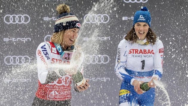 Takhle se slaví ve Špindlerově Mlýně. Na stupních vítězů oslavují zleva vítězka slalomu Mikaela Shiffrinová z USA a třetí Petra Vlhová ze Slovenska. Takhle se slaví ve Špindlerově Mlýně. Na stupních vítězů oslavují zleva vítězka slalomu Mikaela Shiffrinová z USA a třetí Petra Vlhová ze Slovenska.