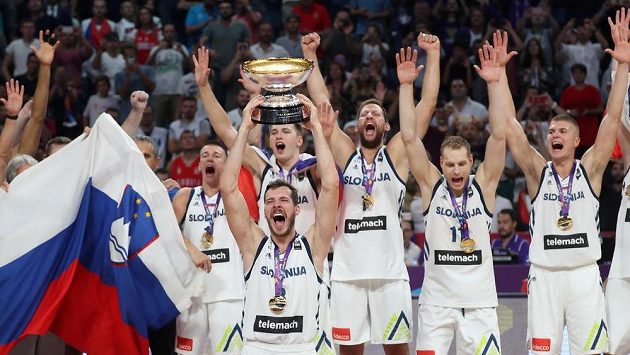 Basketbalisté Slovinska slaví titul evropských šampiónů. Basketbalisté Slovinska slaví titul evropských šampiónů.