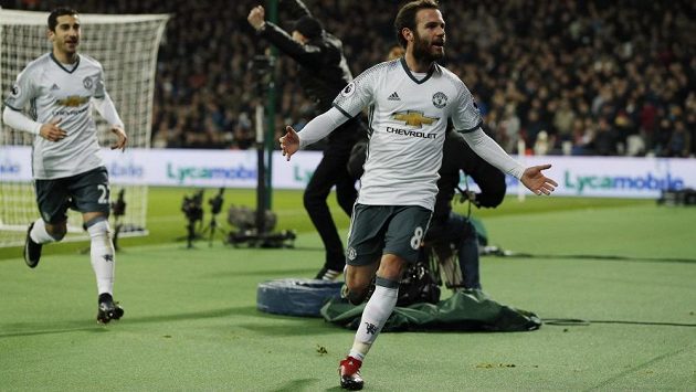 Záložník Manchesteru United Juan Mata slaví gól proti West Hamu v zápase 20. kola Premier League. Záložník Manchesteru United Juan Mata slaví gól proti West Hamu v zápase 20. kola Premier League.