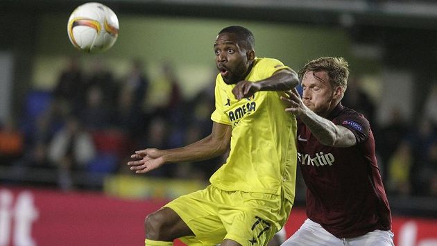 Radoslav Kováč (vpravo) brání střelce Villarrealu Cédrika Bakamba. Radoslav Kováč (vpravo) brání střelce Villarrealu Cédrika Bakamba.
