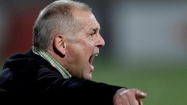 Jablonecký trenér Petr Rada uděluje pokyny svým svěřencům. Jablonecký trenér Petr Rada uděluje pokyny svým svěřencům.