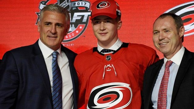 Martin Nečas pár minut po draftu, jeho domovem má být v NHL Carolina. Martin Nečas pár minut po draftu, jeho domovem má být v NHL Carolina.