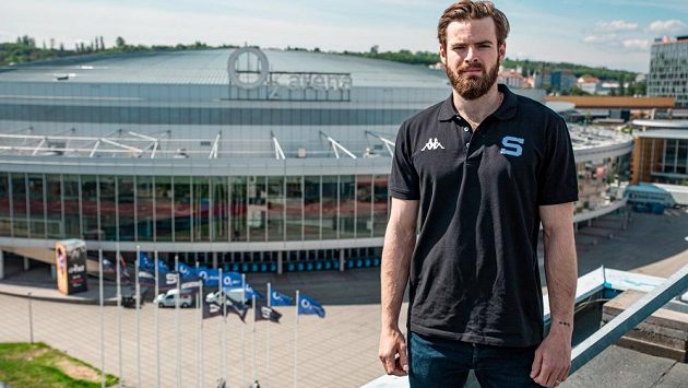 Útočník Sparty Roman Horák před libeňskou O2 arenou. Útočník Sparty Roman Horák před libeňskou O2 arenou.