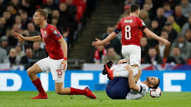 Angličan Eric Dier se svíjí bolestí. Za ním Vladimír Darida, vlevo Tomáš Souček. Angličan Eric Dier se svíjí bolestí. Za ním Vladimír Darida, vlevo Tomáš Souček.