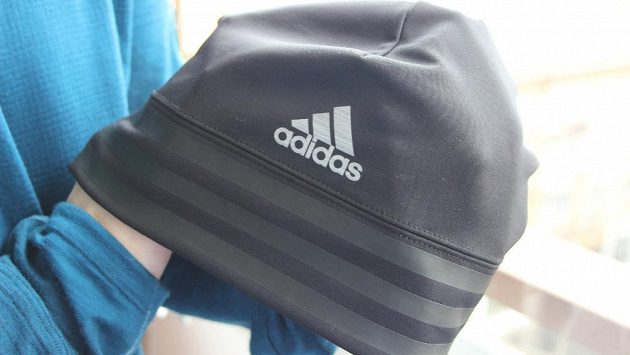 Čepice Adidas Climalite, tři pruhy na hlavu. Čepice Adidas Climalite, tři pruhy na hlavu.