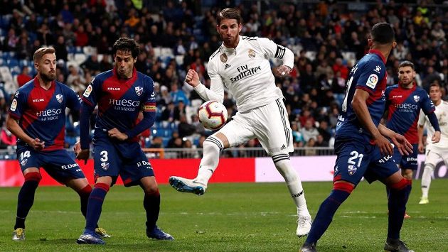 Sergio Ramos (v bílém) z Realu při utkání s Huescou. Sergio Ramos (v bílém) z Realu při utkání s Huescou.