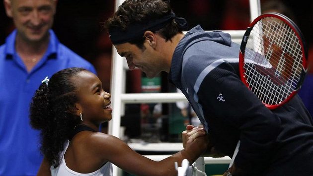 Roger Federer v rozhovoru s malou Chelsea Fontenelovou před charitativním Zápasem pro Afriku. Roger Federer v rozhovoru s malou Chelsea Fontenelovou před charitativním Zápasem pro Afriku.