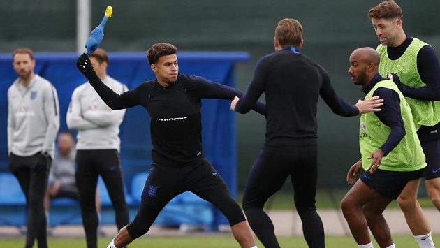 V rámci rozcvičky trenér Gareth Southgate naordinoval anglickému týmu cvičení s kohoutem. V rámci rozcvičky trenér Gareth Southgate naordinoval anglickému týmu cvičení s kohoutem.
