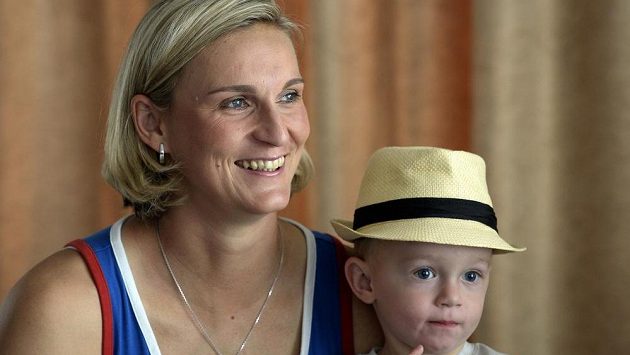 Oštěpařka Barbora Špotáková se svým synem Jankem. Oštěpařka Barbora Špotáková se svým synem Jankem.