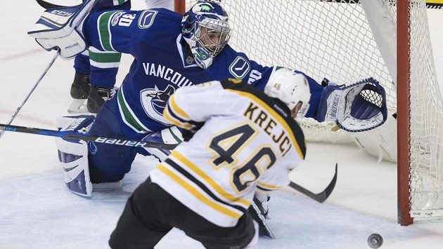 Bostonský David Krejčí (46) překonává po asistenci Davida Pastrňáka brankáře Vancouveru Ryana Millera (30). Bostonský David Krejčí (46) překonává po asistenci Davida Pastrňáka brankáře Vancouveru Ryana Millera (30).