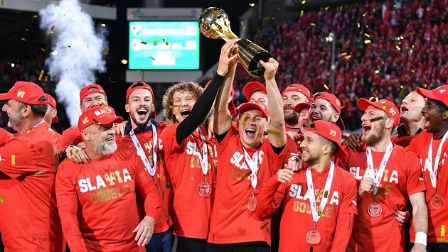 Triumf v MOL Cupu i zisk mistrovského titulu. Sen fotbalistů Slavie se stal skutečností. Triumf v MOL Cupu i zisk mistrovského titulu. Sen fotbalistů Slavie se stal skutečností.