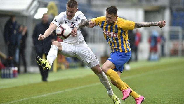 Jan Juroška ze Slovácka a Petr Zapalač z Opavy v souboji během utkání první ligy. Jan Juroška ze Slovácka a Petr Zapalač z Opavy v souboji během utkání první ligy.