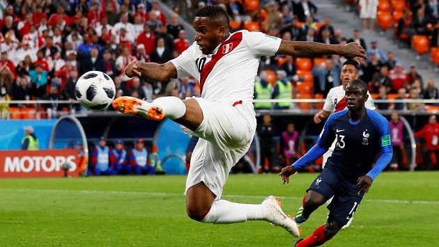Jefferson Farfán z Peru utrpěl na MS otřes mozku. Jefferson Farfán z Peru utrpěl na MS otřes mozku.
