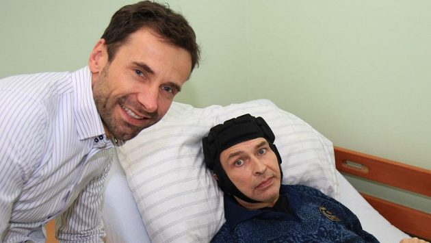 Jelikož v Anglii právě naplno běží sezóna Premier League, helmu přijel do Mlékovic místo Petra Čecha osobně předat Viktor Kolář, manažer brankáře ze společnosti Sport Invest. Jelikož v Anglii právě naplno běží sezóna Premier League, helmu přijel do Mlékovic místo Petra Čecha osobně předat Viktor Kolář, manažer brankáře ze společnosti Sport Invest.