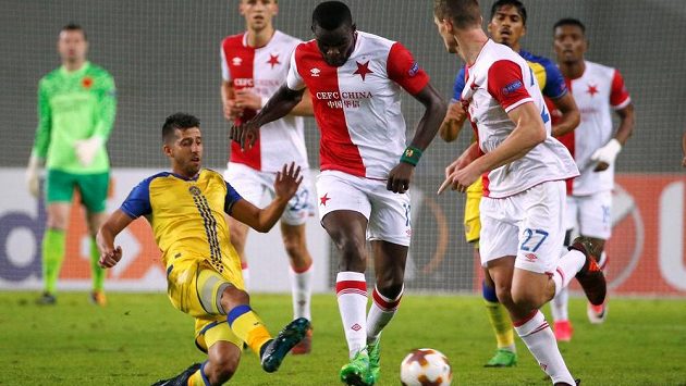 Fotbalista Slavie Michael Ngadeu-Ngadjui se snaží rozehrát během utkání Evropské ligy na hřišti Maccabi Tel Aviv. Fotbalista Slavie Michael Ngadeu-Ngadjui se snaží rozehrát během utkání Evropské ligy na hřišti Maccabi Tel Aviv.