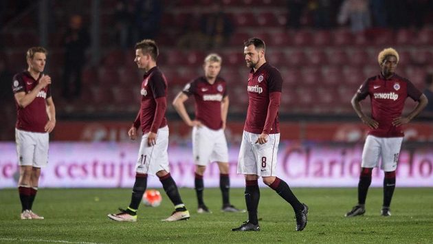 Zklamaní hráči Sparty po prohře s Plzní. Zklamaní hráči Sparty po prohře s Plzní.