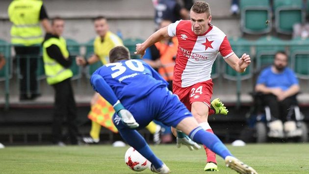 Slávista Muris Mešanovič před brankářem Bohemians Tomášem Fryštákem. Slávista Muris Mešanovič před brankářem Bohemians Tomášem Fryštákem.