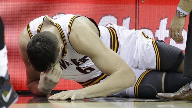 Zdrcený Andrew Bogut při premiéře v dresu Clevelandu. Zdrcený Andrew Bogut při premiéře v dresu Clevelandu.