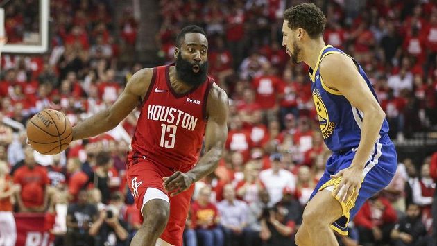 Hvězdu Houstonu Jamese Hardena brání Klay Thompson z Golden State. Hvězdu Houstonu Jamese Hardena brání Klay Thompson z Golden State.