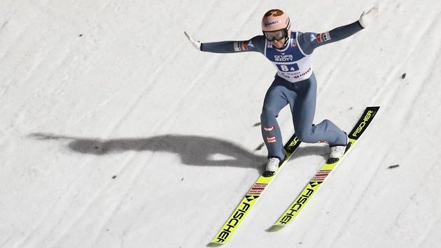 Úřadující vítěz Světového poháru skokanů na lyžích Stefan Kraft překvapivě nepostoupil do druhého kola zahajovacího individuálního závodu sezony ve Wisle. Rakouský reprezentant obsadil v prvním kole druhé místo pod čarou a skončí bez bodů. Úřadující vítěz Světového poháru skokanů na lyžích Stefan Kraft překvapivě nepostoupil do druhého kola zahajovacího individuálního závodu sezony ve Wisle. Rakouský reprezentant obsadil v prvním kole druhé místo pod čarou a skončí bez bodů.