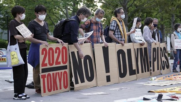 Lidé protestující proti olympiádě v Tokiu. Lidé protestující proti olympiádě v Tokiu.
