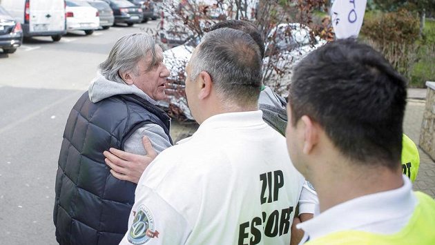 Ilie Nastase je vyváděn z dějiště fedcupového zápasu Rumunsko - Velká Británie. Ilie Nastase je vyváděn z dějiště fedcupového zápasu Rumunsko - Velká Británie.