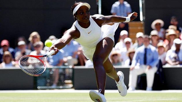 Američanka Sloane Stephensová během zápasu 1. kola Wimbledonu. Američanka Sloane Stephensová během zápasu 1. kola Wimbledonu.