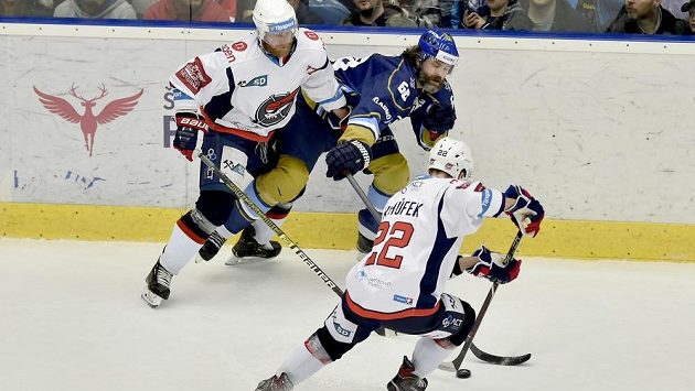 Legendární kladenský útočník Jaromír Jágr se snaží prosadit proti chomutovské přesile. Vlevo je David Štich, vpravo pak Pavel Klhůfek. Legendární kladenský útočník Jaromír Jágr se snaží prosadit proti chomutovské přesile. Vlevo je David Štich, vpravo pak Pavel Klhůfek.