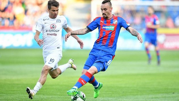 Plzeňský Martin Zeman kouzlí s míčem (vpravo) před dotírajícím Janem Navrátilem ze Slovácka v utkání 28. kola HET ligy. Plzeňský Martin Zeman kouzlí s míčem (vpravo) před dotírajícím Janem Navrátilem ze Slovácka v utkání 28. kola HET ligy.