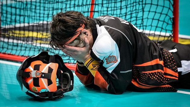 Nešťastná brankářka Lenka Kubíčková po inkasované brance v duelu s Finskem. Nešťastná brankářka Lenka Kubíčková po inkasované brance v duelu s Finskem.