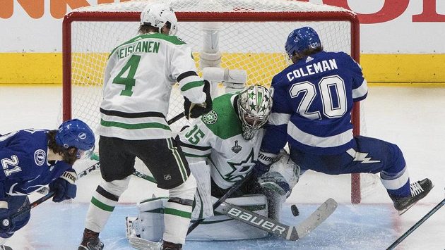 Hokejisté Dallasu porazili v úvodním finálovém zápase play off NHL Tampu Bay 4:1. Hokejisté Dallasu porazili v úvodním finálovém zápase play off NHL Tampu Bay 4:1.